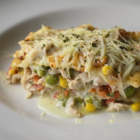 Golden, bubbly Chicken Pot Pie Ravioli Bake: a comforting, cheesy casserole with tender ravioli.