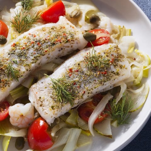 Delectable Plongeons dans lOcéan Poisson Bleu showcasing flaky blue fish fillets baked with fresh vegetables.