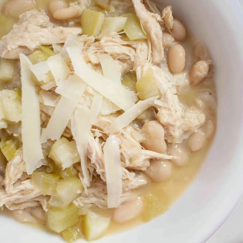 Creamy 35-Minute White Cheddar Apple Chicken Chili topped with fresh apple slices, ready to serve and enjoy.